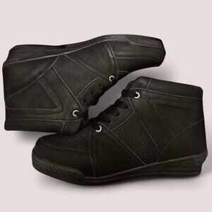CV Sport Sneaker, Women Size 8, Black, NWOT in box